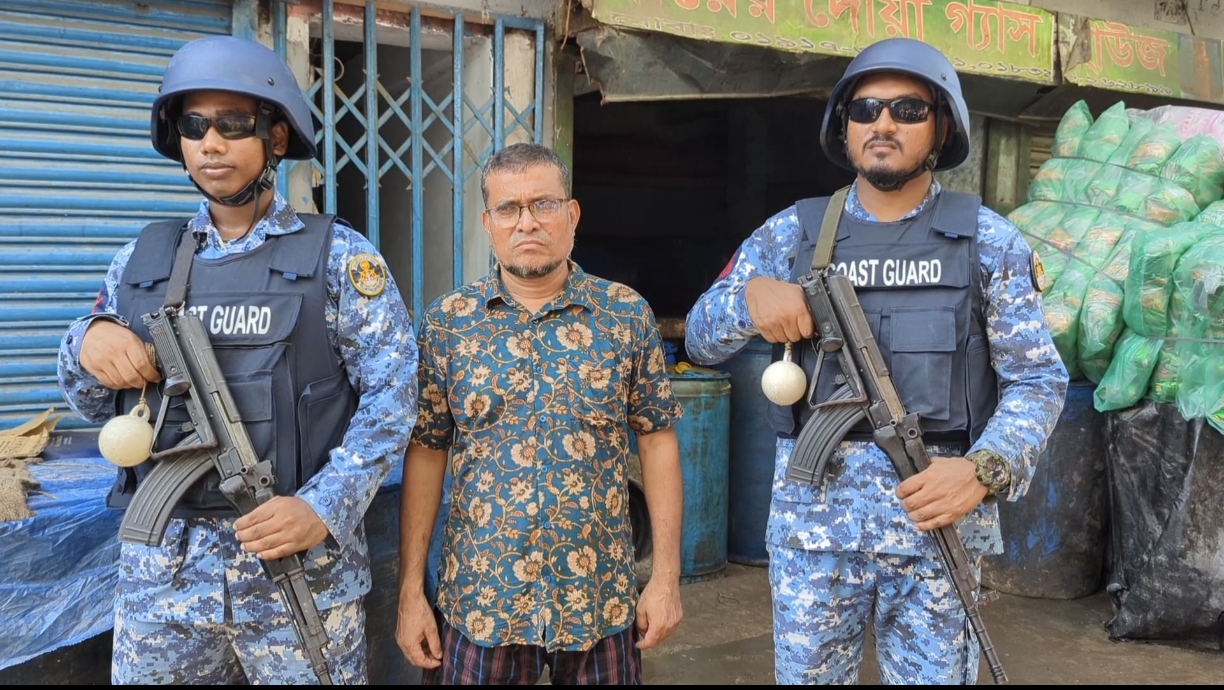 মোংলায় গোডাউন থেকে ১৫ হাজার ৬০০ লিটার ভোজ্য তেল জব্দ